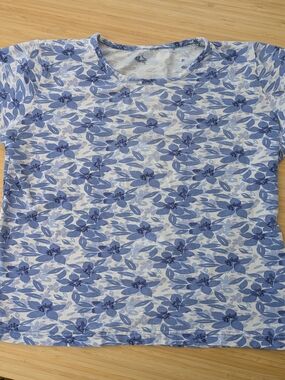 Women's Blue Floral Crewneck Top